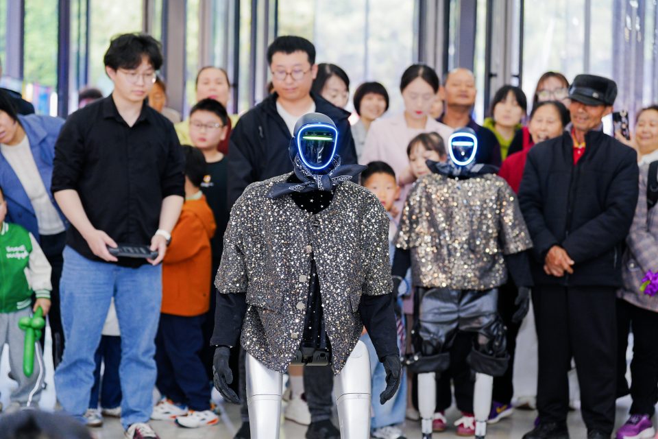 宇树机器人舞蹈表演《火力全开》
